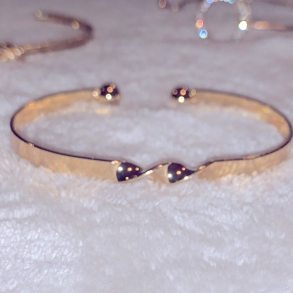 🌺 3/$15 🌺 Bracelets in Gold - Picture 5 of 11